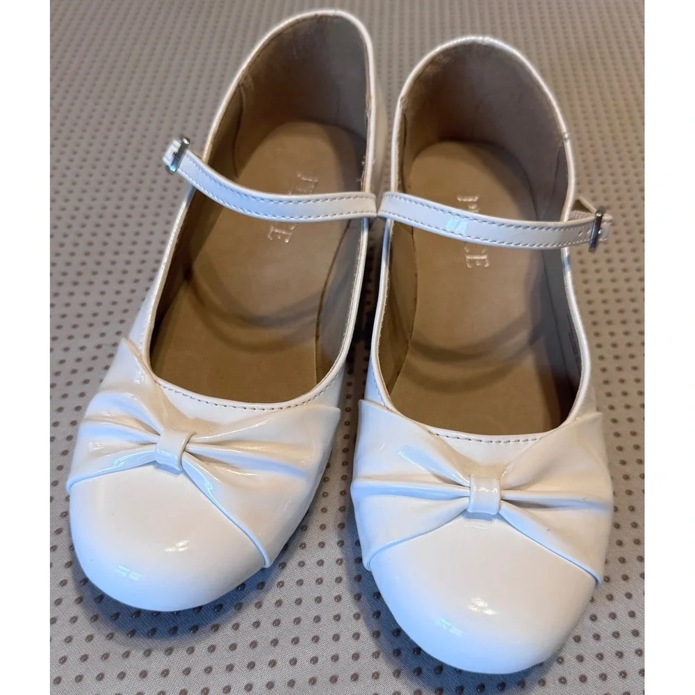The Childrens Place Girls White Patent Mary Jane Bow Kitten Heels Size 4